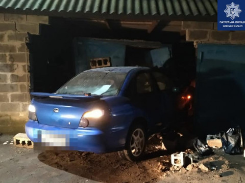 Під Києвом іномарка на швидкості врізалася у гараж: постраждало двоє людей 