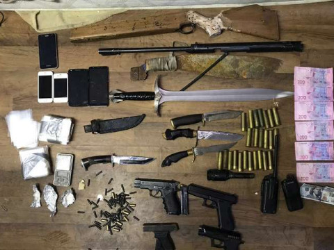 На Макарівщині у грабіжника поліція знайшла зброю та наркотики (ФОТО)