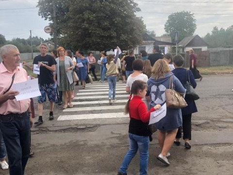 У Борисполі батьки та вчителі ліцеїстів перекрили головну вулицю (ВІДЕО)