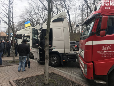 Гостомельське КП заблокували фури протестувальників, що підтримують акцію під Кабміном (ВІДЕО)