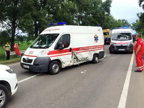 На Київщині легковий автомобіль протаранив карету швидкої допомоги (ФОТО)