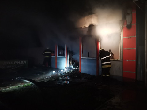 У Баришівці вогонь знищив магазин (ФОТО)