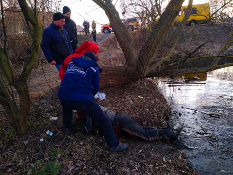На Бородянщині дістали тіло загиблого чоловіка із водойми