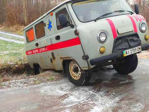 На Бородянщині рятувальники витягли з ями "швидку"