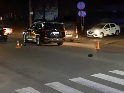 У Білій Церкві водій позашляховика BMW збив чоловіка на пішохідному переході (ВІДЕО)