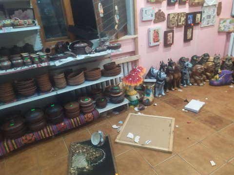 В Яготині місцевий житель намагався обікрасти крамницю сувенірів