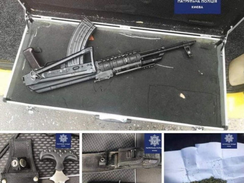 На Київщині поліція зупинила автомобіль з арсеналом зброї