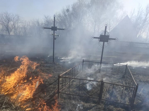 У Переяславі невідомі ледь не спалили кладовище (ФОТО)