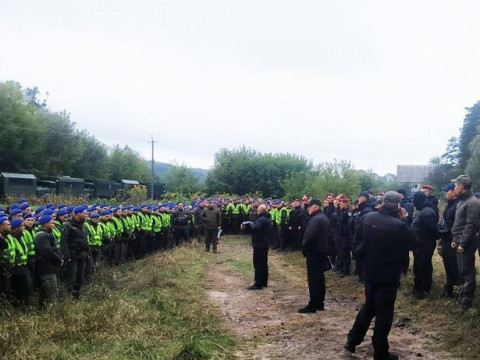 Поліція Київщини обшукує територію, де скоїли напад на Сергія Шефіра (ФОТО)