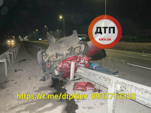  На Васильківщині п’яний водій вщент розбив автомобіль та залишився живим (ФОТО)
