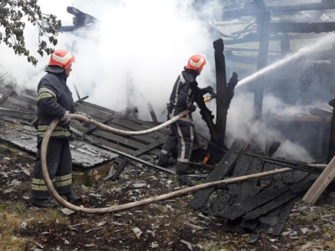 На Богуславщині вщент згоріли гараж і автомобіль (ФОТО)