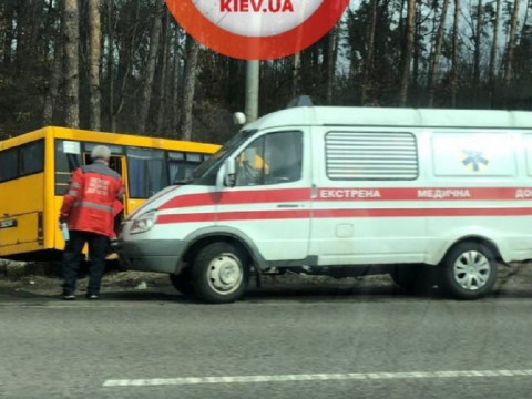 ДТП із постраждалими: на Гостомельській трасі маршрутка "вилетіла" з дороги (ФОТО)