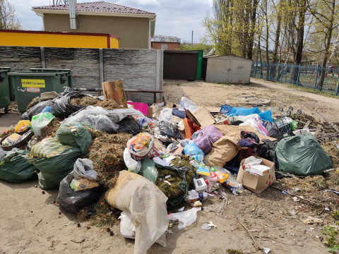 У Гостомелі біля дитячого садочку утворилося сміттєзвалище 