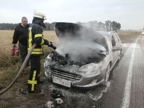 На Бориспільщині під час руху невідь-чому загорівся автомобіль