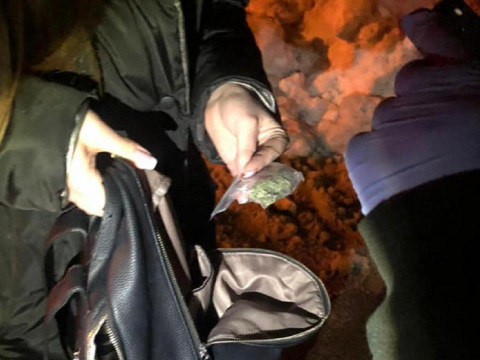 У Броварах дівчина ховала в рюкзаку пакет із небезпечними речовинами
