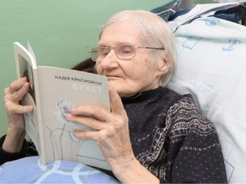 85-річна поетеса із Баришівщини віддає зароблені кошти на потреби будинку пристарілих