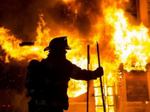 На Бориспільщині дев’ять вогнеборців посеред ночі гасили пожежу