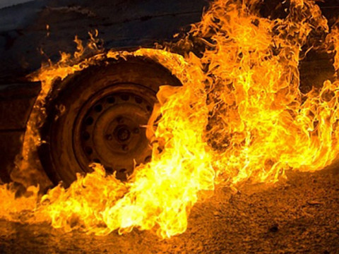 У Бучі рятувальники оперативно загасили автомобіль, що спалахнув (ВІДЕО)