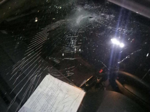 Помста за подругу: у Білій Церкві поліцейське авто розбила каменем п’яна жінка
