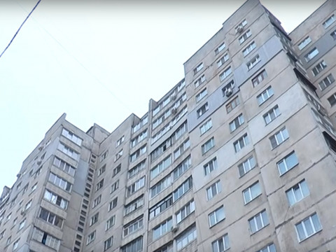 У Білій Церкві правоохоронці знайшли на сходах багатоповерхівки невідомого в одній білизні 