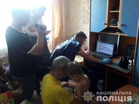 На Київщині чоловік знімав порно з власними дітьми та продавав його