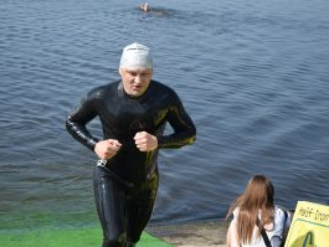 Мер Переяслава Тарас Костін переплив Дніпро у рамках спортивних заходів