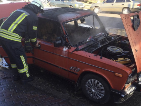 В Обухівському районі на площі міста загорілася автівка