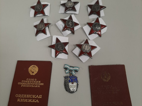  Іноземний студент намагався незаконно вивезти радянські державні нагороди
