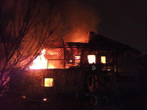 Під Києвом рятувальники більше дев'яти годин гасили полум’я у житловому будинку (ФОТО)