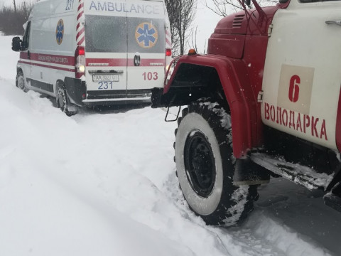 На Володарщині швидка допомога потрапила у сніговий замет 