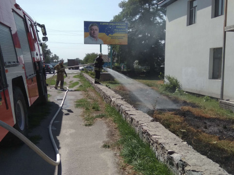 Рятувальники в Узині ліквідували пожежу (ФОТО)