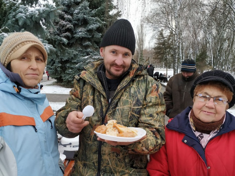 У Броварах волонтери щотижня організовують годування для безхатченків (ФОТО)