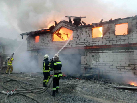 Поблизу Борисполя сталася пожежа в котеджному містечку (ВІДЕО)