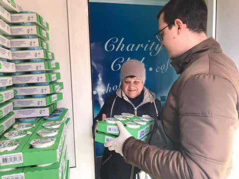 У Вишгороді літнім людям безкоштовно роздавали молочні продукти та вітаміни 