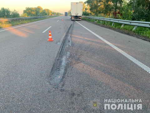 Під Києвом вантажівка збила жінку