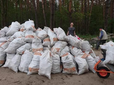 Жителі Ірпеня назбирали у лісі під містом 283 мішки з сміттям (ФОТО)