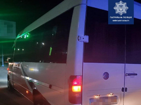У Борисполі патрульні зупинили мікроавтобус Volkswagen, якого розшукували у Кривому Розі