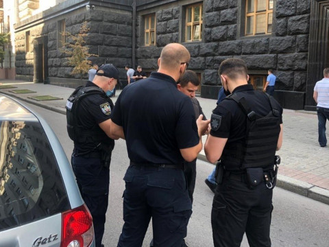 Спроба теракту в Кабміні: депутат Ірпінської міськради знає, хто погрожує гранатою (ФОТО, ВІДЕО)