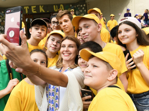 Дружина президента України Зеленського та актори відомого серіалу відвідали дитячий табір під Києвом (ФОТО) 