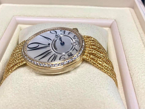 У "Борисполі" митники знайшли в українки золотий діамантовий годинник