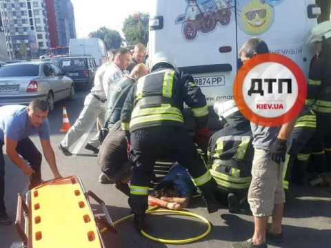 У Києво-Святошинському районі автобус збив пенсіонерку та протягнув її по дорозі (ФОТО)