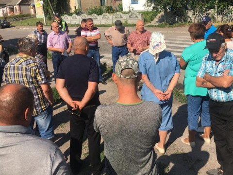 Жителі села Рокитнянської ОТГ протестували проти руху вантажівок