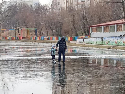 В Обухові чоловік учив кататися дитину на ковзанах на крихкому льоду