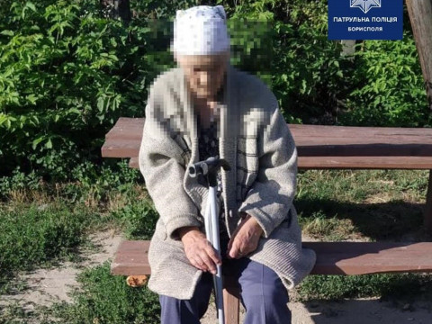 Бориспільські патрульні повернули додому кволу пенсіонерку (ФОТО)