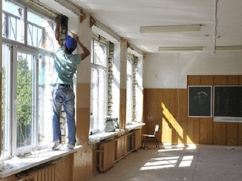 Через невдалий ремонт у бориспільській школі зачинили ціле крило (ВІДЕО)