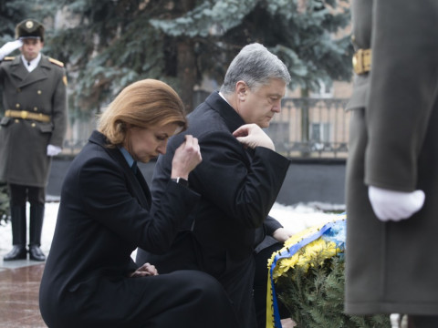 Президент України Петро Порошенко разом з дружиною взяв учать в ритуалі на вшанування пам’яті загиблих воїнів