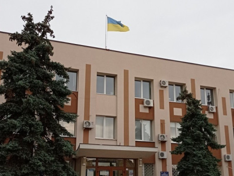 Над міськрадою Українки не приспустили прапор до дня Іловайської трагедії