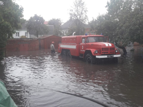 Біла Церква "попливла": рятувальники відкачують воду (ФОТО)