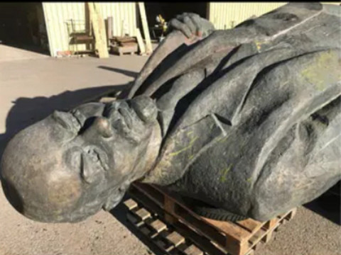 У Вишгороді чоловік хоче продати статую Леніна за чималі кошти (ФОТО)