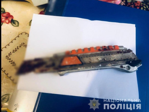 На Київщині чоловік через ревнощі ледь не вбив жінку канцелярським ножем
